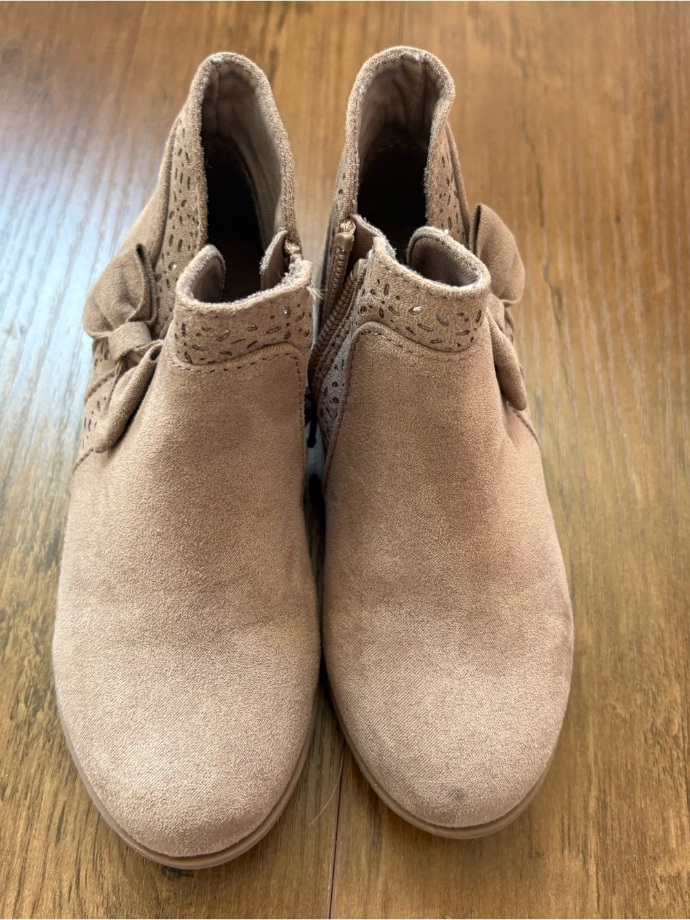Girls Suede Bow Ankle Booties in Taupe. Size 10. INV25/579